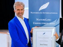 Boris Palmer (li) erhält den NatureLife-Umweltpreis 2022